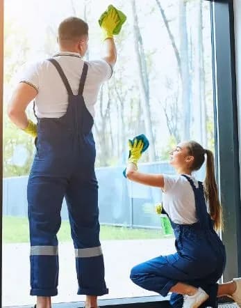 Två städare putsar fönster inför bostadsvisning